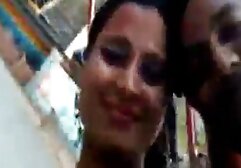 Caliente Zuzinka digitación a cojiendo venezolanas sí misma en público en un bar