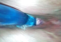 Cali Hayes le da un POV masturbación con la prono venezolana mano, trabajando con el pie y Mamada
